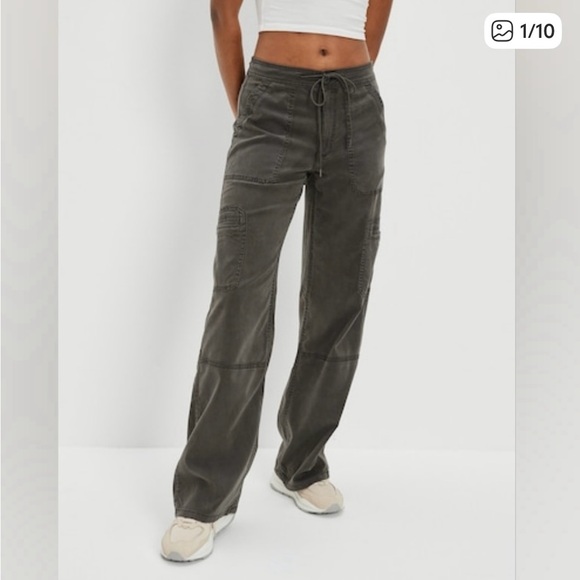 American Eagle Dreamy Drape Stretch Super High-Waisted Baggy Wide Leg Cargo Pant - Picture 1 of 9